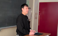 生徒たちに講話する藤木さんの写真