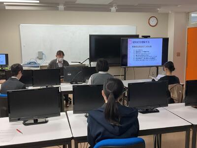 講師からの話を聞いている生徒たちの様子の写真