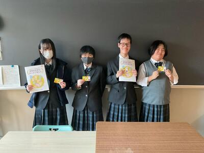 認知症サポーター受講証を手にして、笑顔になる生徒たち