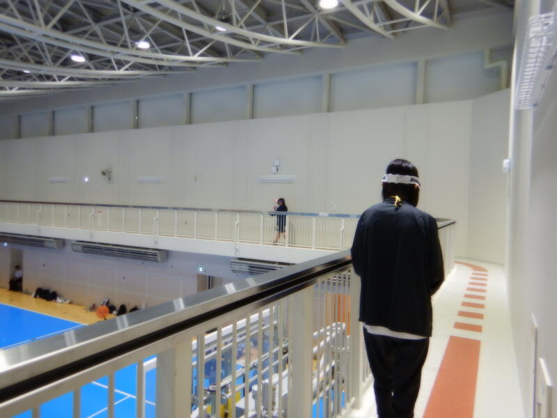 目隠しして、ハンドルを握って、おっかなびっくり走っている龍谷の生徒。どこで止まればいいのか、迷いながら、でしょうか。