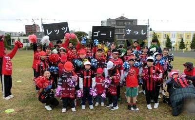 応援ダンスの後、ドールズさんたちとみんなで集合写真