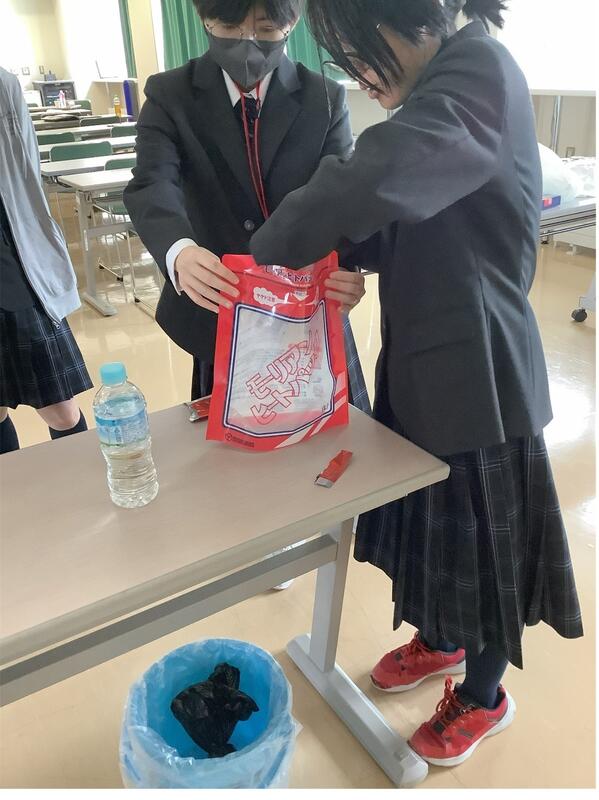 ヒートパックで缶コーヒーを温める体験