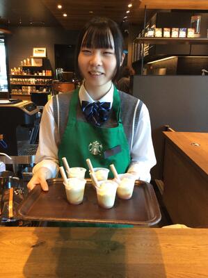 お客様へ新商品の試飲体験