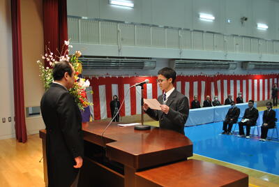 新入生代表による宣誓の様子